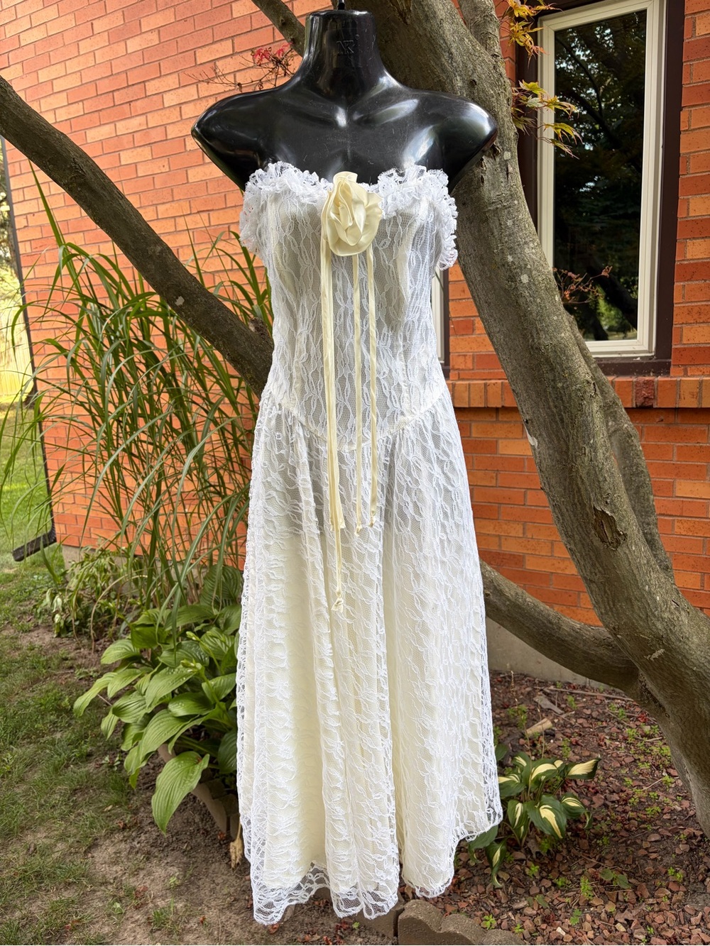 Dreamy 1980s White Lace Strapless Cocktail Dress